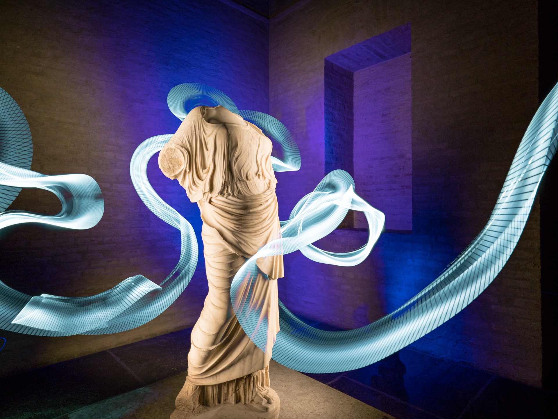 Glyptothek München — antike Skulpturen bei Nacht, neu gezeichnet mit Licht
