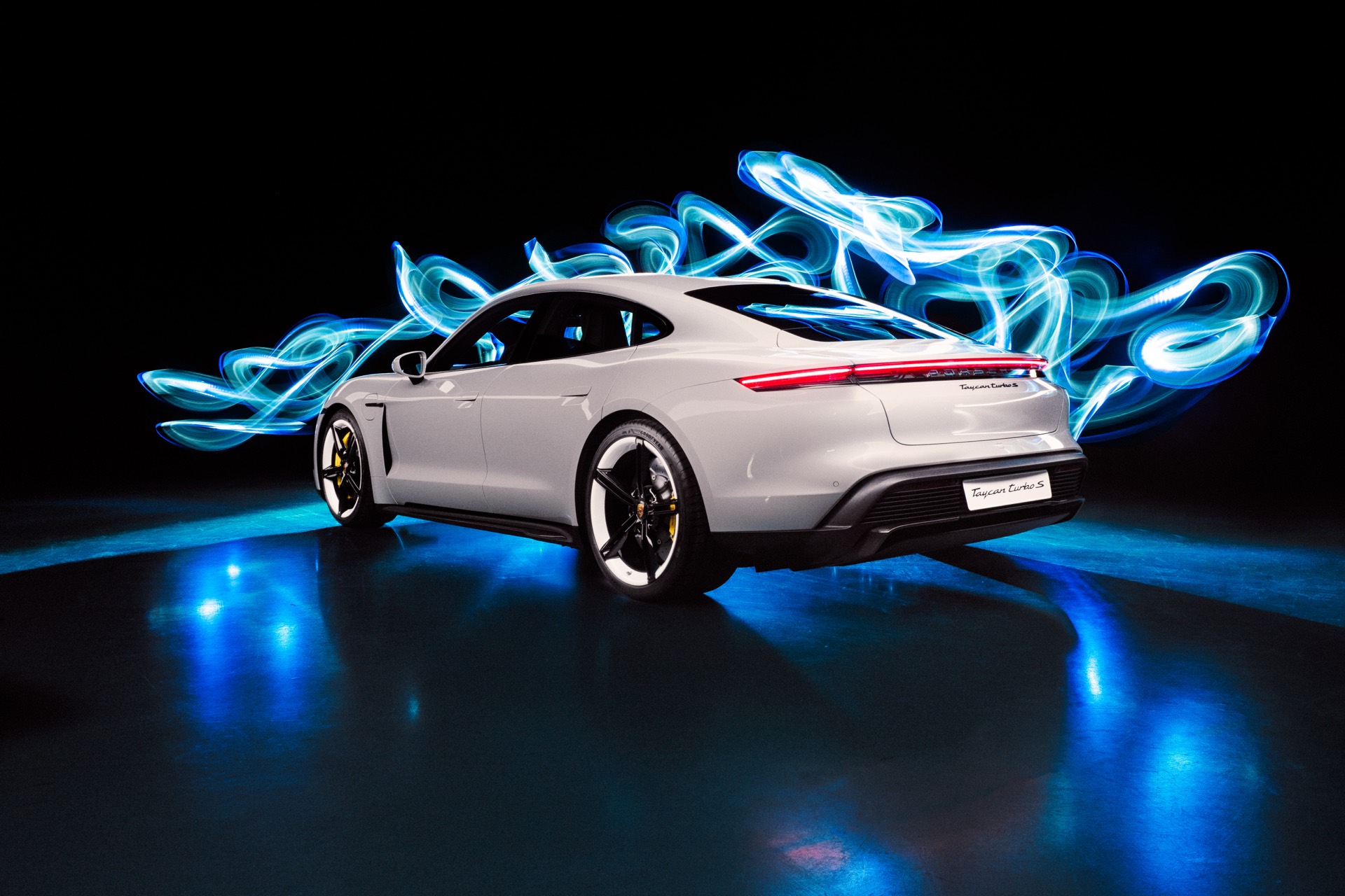 Lumenman inspired by Porsche — Taycan, Light Painting in einer Langzeitbelichtung